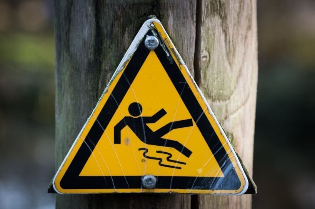 damages lawyer in Israel - caution sign